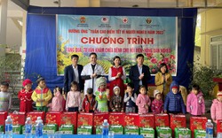 Hội Nông dân tỉnh Thái Nguyên phối hợp tặng quà, khám chữa bệnh miễn phí cho 150 người 