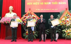 Đại tướng -Bộ trưởng Bộ Quốc phòng và 2 Thượng tướng nhận Huy hiệu cao quý của Đảng
