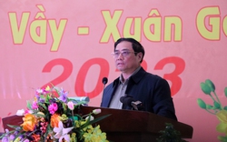 Thủ tướng Phạm Minh Chính tặng quà công nhân tại chương trình “Tết sum vầy” Phú Yên