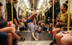 Du khách bất ngờ trước cảnh “các tín đồ không quần” trên tàu điện ngầm