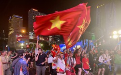Tây "quẩy tưng" phố đi bộ mừng Đội tuyển Việt Nam vào chung kết AFF Cup