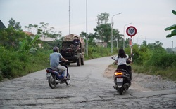 Quốc Oai: Đê sông Tích xuống cấp, người dân di chuyển khó khăn