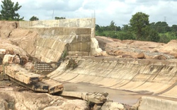 Cận cảnh sự cố vỡ tường đập thủy điện ở Gia Lai