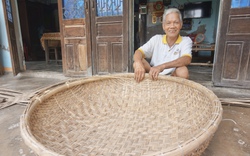 Một làng cổ ở Quảng Nam trăm năm đan một loại thuyền, sao giờ chỉ còn mỗi một người làm?
