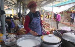 Một cái chợ làng ở Thái Bình hàng trăm năm tuổi, mãi ngắm đồ nhà quê, chợt tỉnh bởi mùi bánh cuốn thơm
