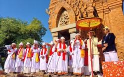 Hàng ngàn người Chăm dâng cúng lễ vật tại tháp Chăm Pô Klong Grai ở Ninh Thuận
