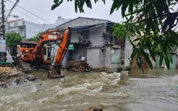 Quảng Nam: Nước cuồn cuộn đổ về, người dân nơm nớp nỗi lo nhà bị sạt lở