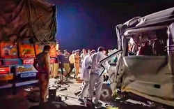 Clip: Xe buýt đâm vào xe container ở Ấn Độ khiến ít nhất 12 người thiệt mạng