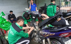 Sinh viên Đà Nẵng sửa xe miễn phí cho người dân sau ngập lụt