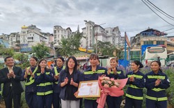 Khen thưởng nữ công nhân môi trường Đà Lạt trả lại 4.700 đô la Mỹ và laptop cho du khách