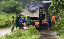 Quảng Bình: Dầm mưa đưa gạo vào thôn, bản chia cắt do mưa lũ