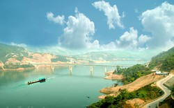 Ở thung lũng đẹp ở Điện Biên có một thị xã nho nhỏ-nơi gặp gỡ của ba dòng sông, đó là thị xã nào?