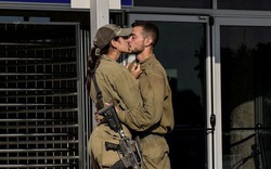 Ảnh thế giới 7 ngày qua: Nụ hôn lãng mạn trong bối cảnh xung đột Israel - Hamas dâng cao