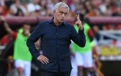 Chế nhạo đối thủ, HLV Mourinho bị truất quyền chỉ đạo