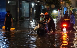 Mưa lớn đường ngập sâu, hàng loạt phương tiện chết máy sau giờ tan tầm