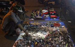 Độc đáo khu chợ bán rẻ như cho giữa lòng Sài Gòn, khách soi đèn để chọn mặt hàng ưng ý