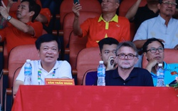 HLV Troussier ngồi cùng bầu Hoàn trong ngày CLB Hải Phòng thắng trận