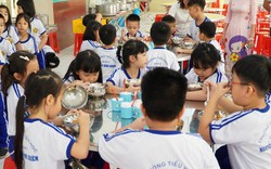 Bữa ăn học đường: Phụ huynh nên cùng trường giám sát