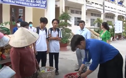 Thu gom phế liệu để tặng thẻ BHYT cho bạn học nghèo