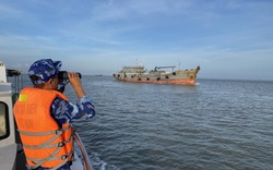 Cảnh sát biển tạm giữ tàu chở 30.000 lít dầu không rõ nguồn gốc