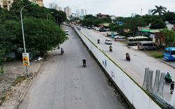 Có lệnh tháo dỡ, hàng rào bê tông trên đường vành đai 2,5 vẫn "án binh bất động"