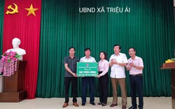 Ngân hàng CSXH thăm hỏi, trao quà hỗ trợ người dân bị ảnh hưởng do mưa lũ