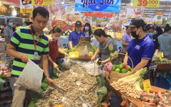 Người Sài Gòn mỏi tay mua tôm, cua Cà Mau, hàu Nha Trang giá sốc