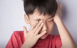 Hội chứng khô mắt ở trẻ em: Nguyên nhân, triệu chứng và cách điều trị tại nhà