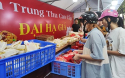 Bánh trung thu cận đát đại hạ giá để hút khách