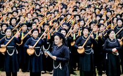 1.000 người trình diễn áo chàm bên thác Bản Giốc xác lập kỷ lục Việt Nam