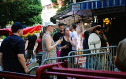 Hàng trăm du khách vẫn đổ về phố cà phê đường tàu, tập trung quanh rào chắn