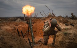 Ảnh thế giới 7 ngày qua: Binh sĩ Ukraine luyện tập"nã đạn", lính Israel đứng giữa đống đổ nát ở Gaza