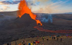 Clip: Iceland sơ tán dân sau khi ghi nhận 3.200 trận động đất trong 48 giờ, nguy cơ phun trào núi lửa cao
