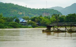 Khánh Hòa: Lũ về trong đêm, cuốn trôi hơn 100m cầu gỗ Phú Kiểng