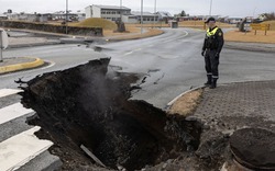 Đường sá nứt đôi, mắc-ma dài 15 km sôi sục trong lòng Iceland "sẵn sàng" phá hủy cả một thị trấn