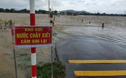 Nhiều tuyến đường tại Bình Định bị cấm qua lại do lũ, tài xế ôtô "phớt lờ"