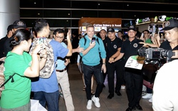 Trở lại Việt Nam sau 12 năm, Westlife được người hâm mộ chào đón cuồng nhiệt tại sân bay