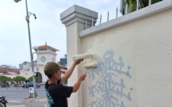 Buộc sơn lại tường, phạt tiền nam thanh niên xịt sơn vẽ bậy trước chợ Bến Thành 