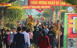 Ngày chính lễ, nườm nượp khách thập phương đội lễ dâng hương đền ông Hoàng Mười ở Nghệ An