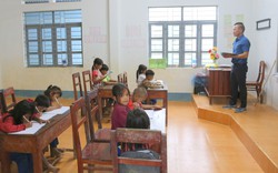 Những người thầy bám lớp dạy chữ trên đỉnh Đông Trường Sơn