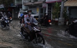 Người dân ở TP.HCM lại đối diện nguy cơ "bì bõm" về nhà vì đường thành sông       