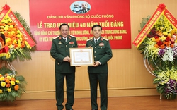 Thượng tướng Võ Minh Lương, Thứ trưởng Bộ Quốc phòng nhận Huy hiệu cao quý của Đảng