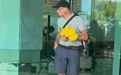 Sự thật chuyện khách Tây mang hoa cúc cắm bàn thờ ra sân bay đón vợ?