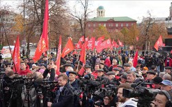 Hàng nghìn người dự mít tinh kỷ niệm Cách mạng Tháng Mười Nga