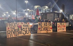 Người biểu tình chặn tàu quân sự Mỹ được cho là chở vũ khí cho Israel