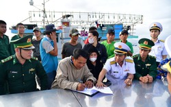 Vùng 4 Hải quân bàn giao tàu cá và 14 ngư dân tỉnh Bình Định