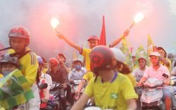 CĐV SLNA đốt pháo sáng, diễu hành trước trận đấu với Hà Nội FC