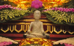Cận cảnh tượng Phật hoàng Trần Nhân Tông bằng ngọc bích Jadeite thiên nhiên quý hiếm