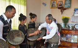 Người có uy tín giữ gìn, phát huy giá trị văn hóa dân tộc, làm "sống dậy" những làng nghề, điệu hát độc đáo 