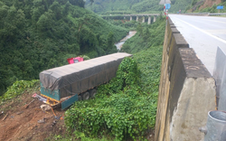 Đâm vào hộ lan, xe đầu kéo rơi xuống taluy âm khiến 2 người bị thương tại tuyến La Sơn - Hòa Liên